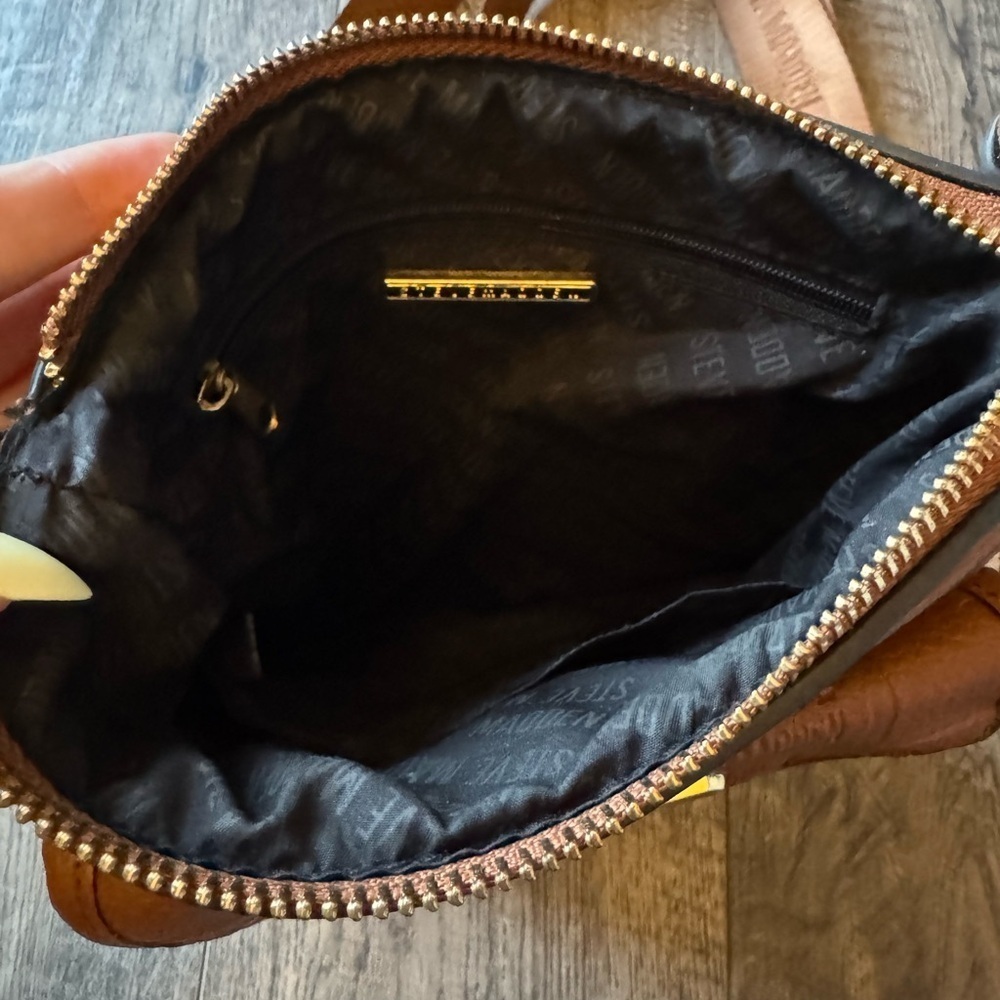 Steve Madden Pressed Logo Crossbody Bag - Picture 4 of 4